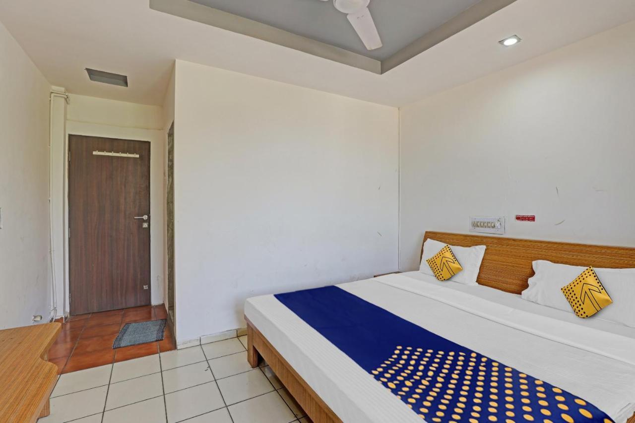 Oyo Flagship 80463 Hotel Mini Palace Vadodara Exterior foto