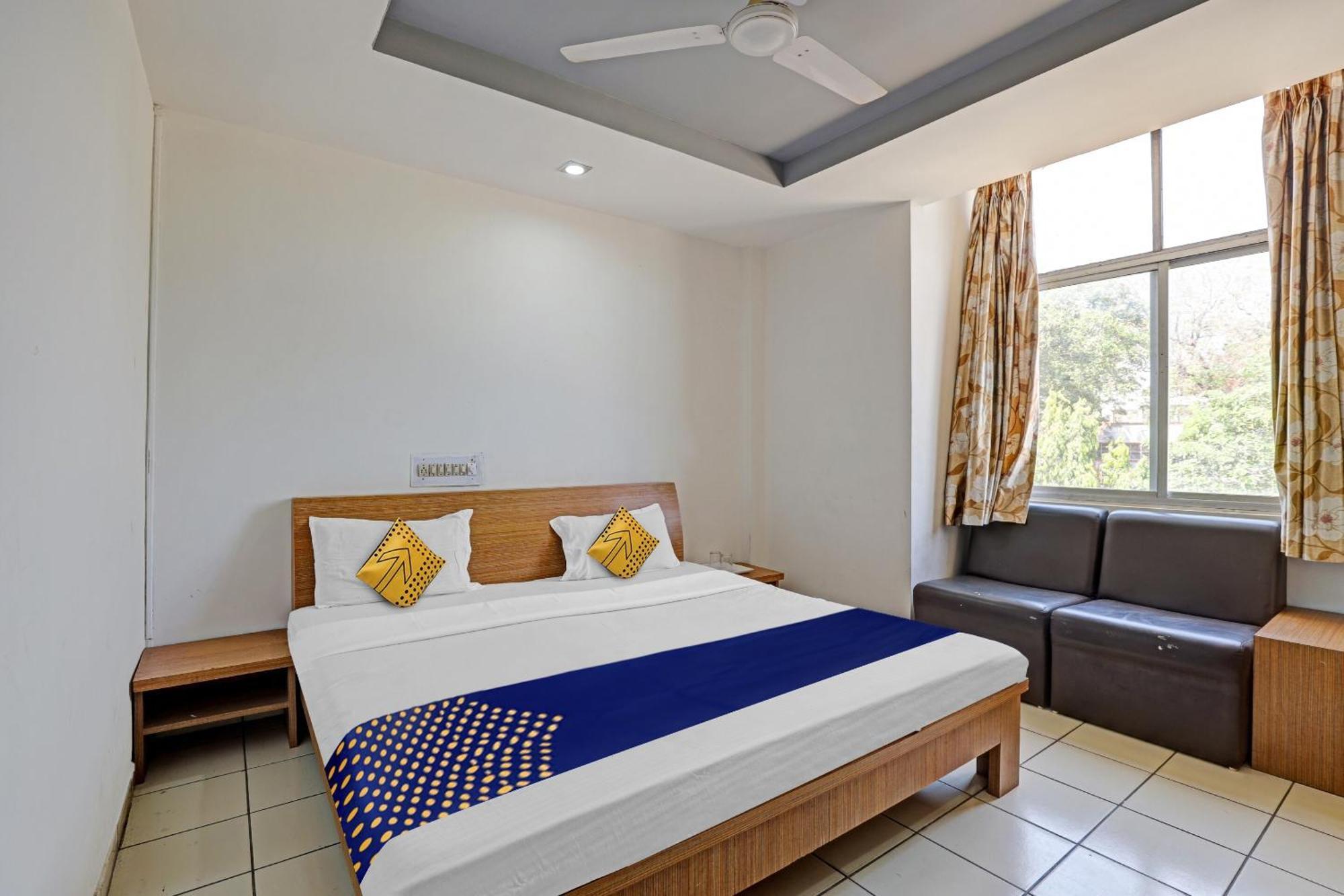 Oyo Flagship 80463 Hotel Mini Palace Vadodara Exterior foto